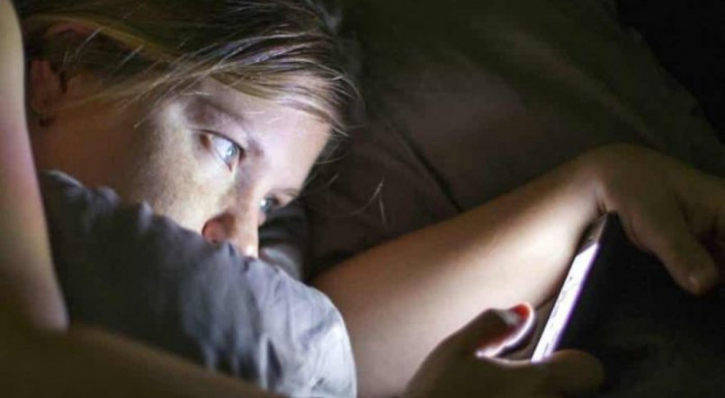 Usar o celular antes de dormir traz riscos à saúde. 