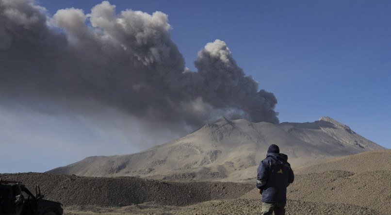 Estado de emergência nos arredores do vulcão Ubinas, no sul do Peru, diante do "perigo eminente" de um novo processo de erupção