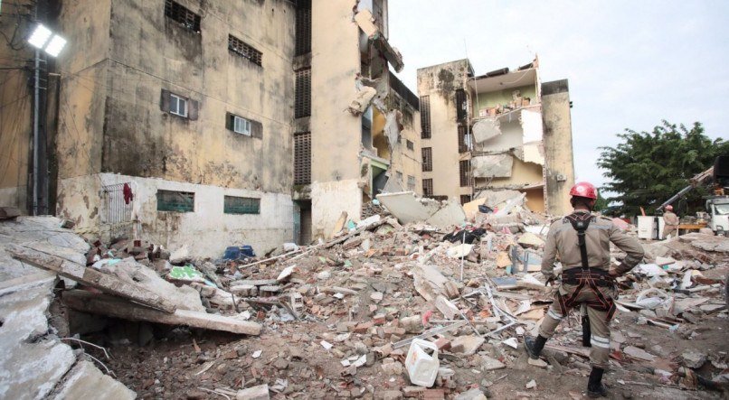 Desabamento do Conjunto Beira-Mar, em Paulista, em julho de 2023