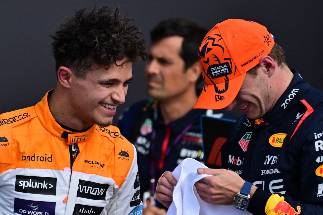 Lando Norris (E) e Max Verstappen (D)