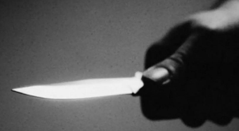Imagem ilustrativa de homem segurando uma faca. 