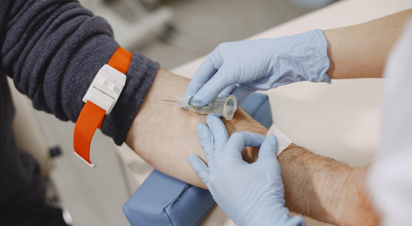 Exames de sangue são úteis para identificar o tipo de vírus causador da hepatite