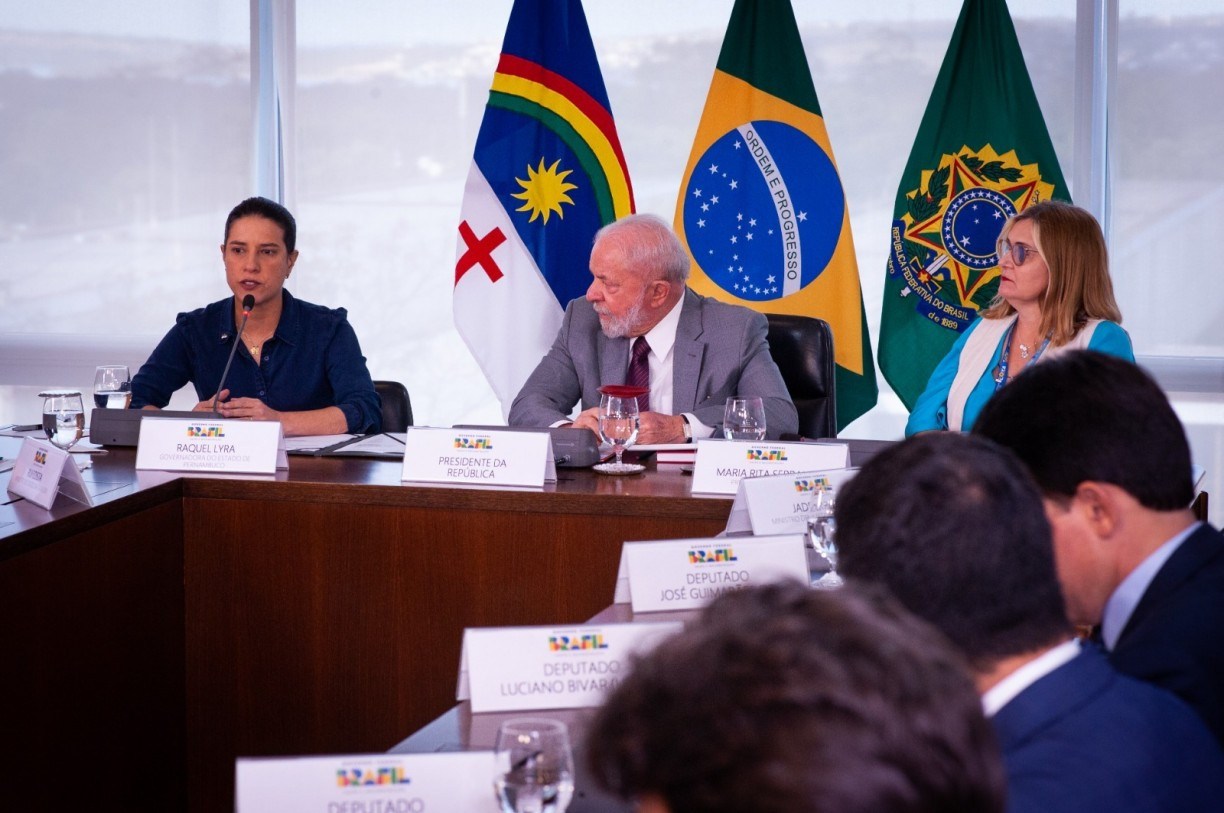 A governadora Raquel Lyra e o presidente Lula assinam o contrato de financiamento de R$ 1,7 bilhão junto a Caixa Econômica 