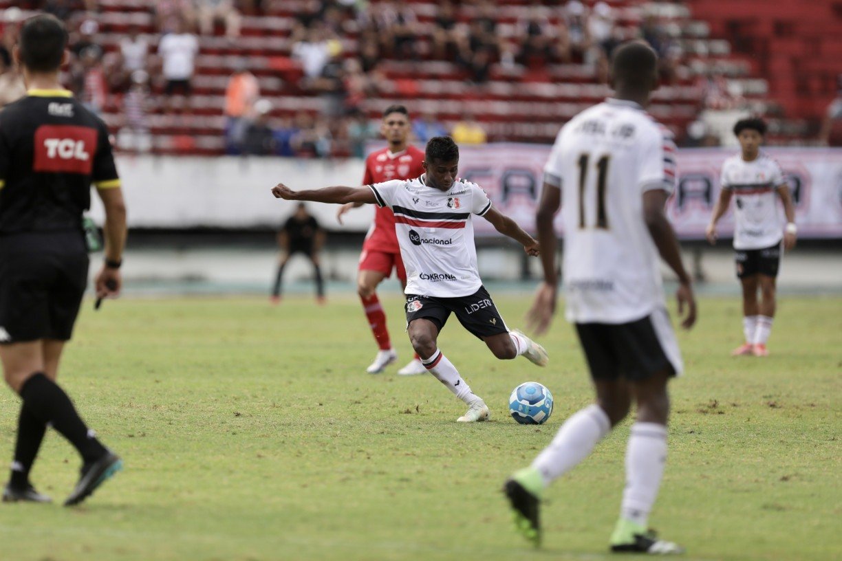 sportv - Gripado, Sheik não treina e vira dúvida para a partida contra o  Santa Cruz, amanhã, em Recife. Neste brasileiro, o atacante participou de 3  dos 9 jogos do Rubro-Negro na