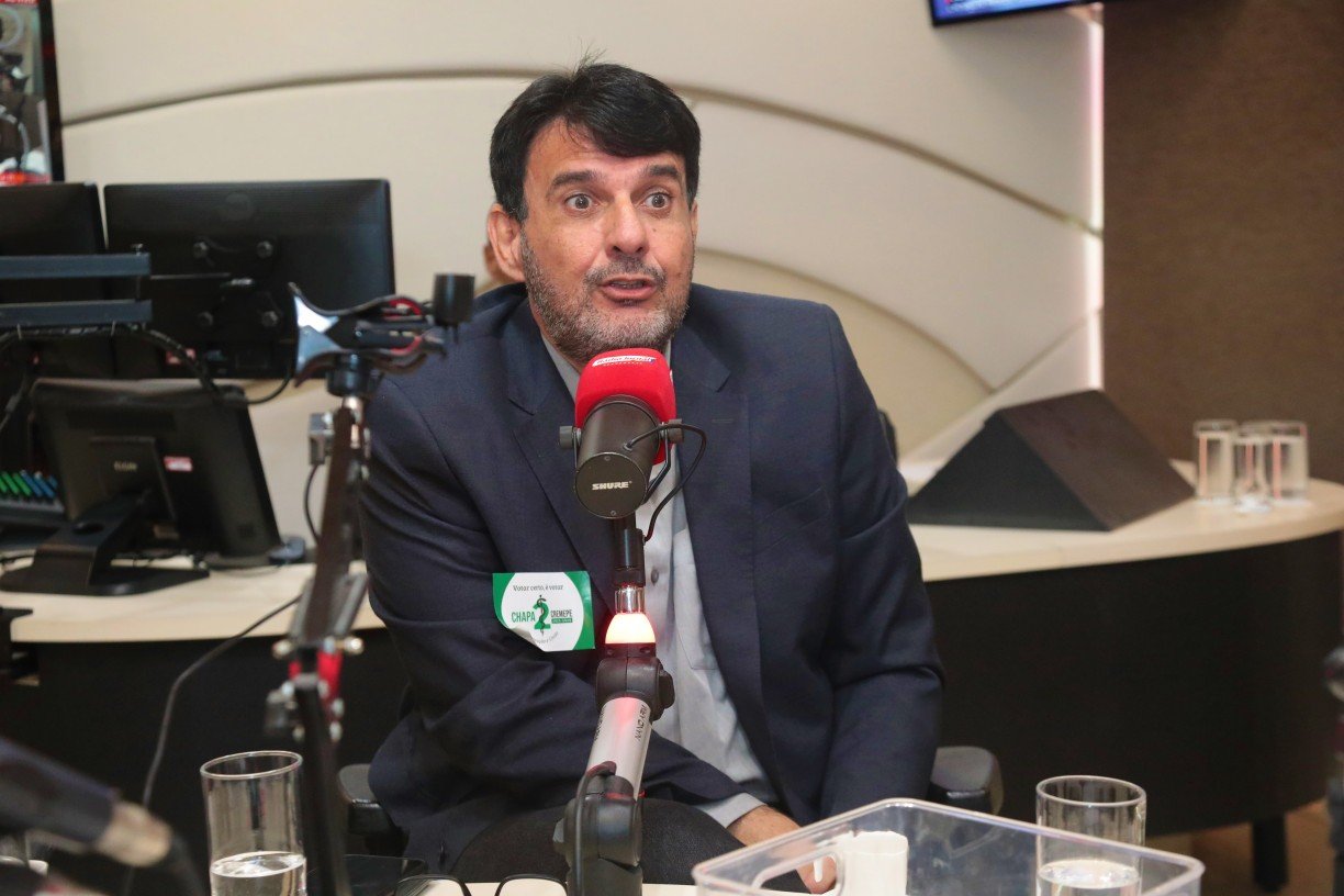 O ortopedista M&aacute;rio Jorge L&ocirc;bo representou a chapa 2 em debate na R&aacute;dio Jornal