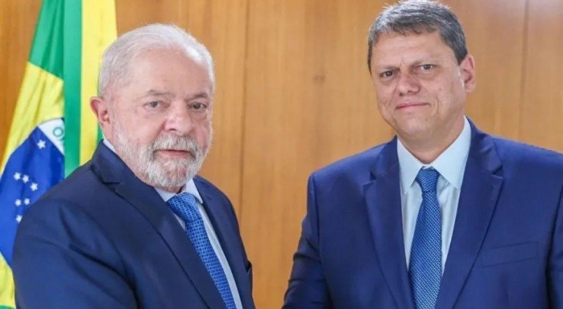 O presidente Lula ao lado do governador de São Paulo, Tarcísio de Freitas