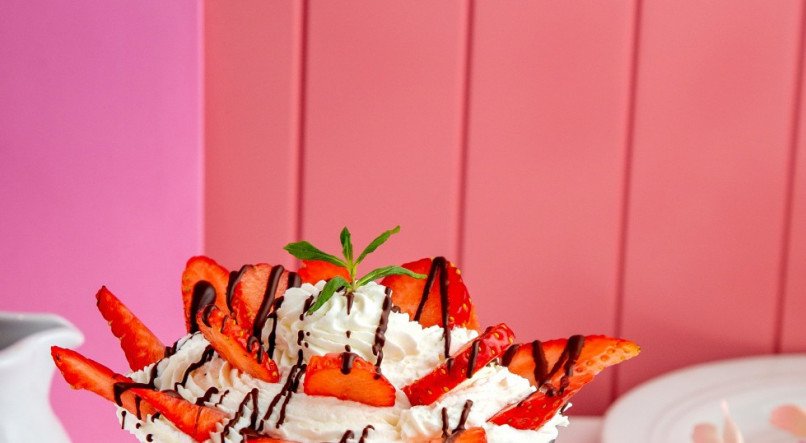 Mousse de chocolate branco com morango