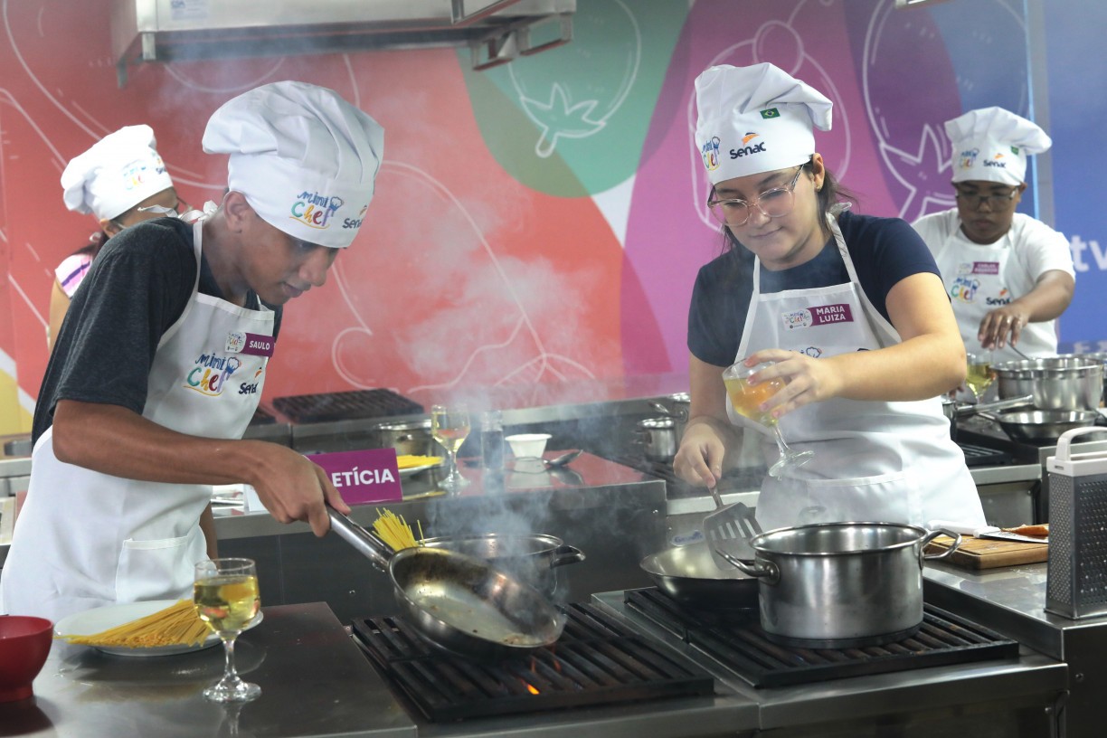 Os cinco participantes do Mini Chef, do Programa Sabor da Gente, prepararam uma receita de macarrão à carbonara