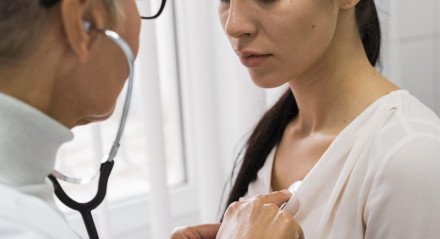 Apesar de ter sintomas pouco perceptíveis e atípicos, o infarto silencioso pode ser identificado através de uma boa avaliação clínica e exames complementares