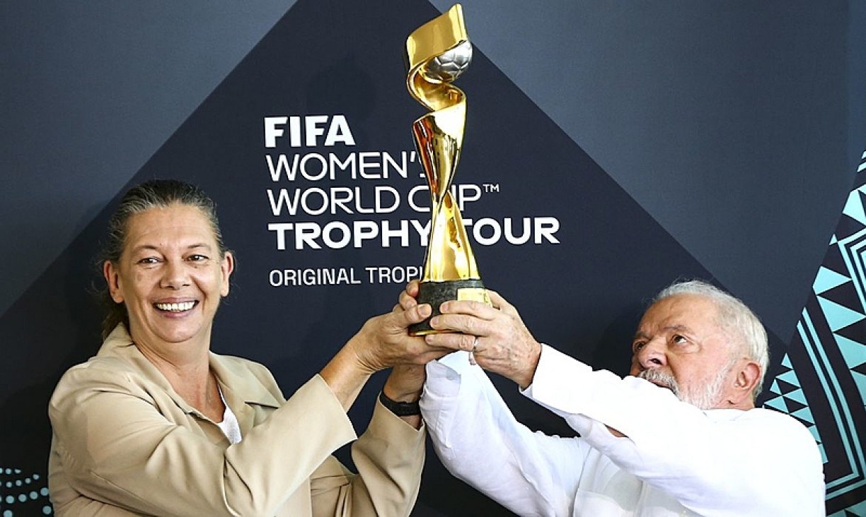 Lula e a ministra Ana Moser com a taça da Copa do Mundo Feminina Fifa 2023