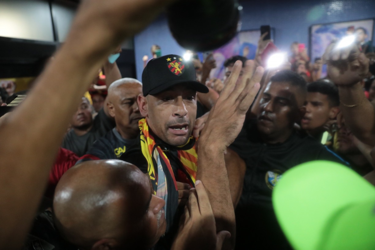 Desembarque de Diego Souza no Recife para fechar com o Sport