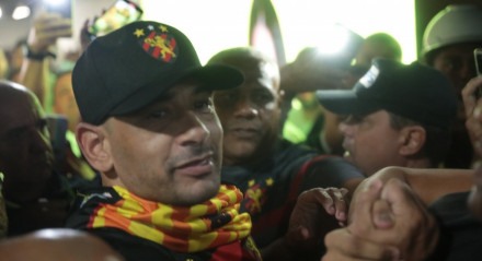 Desembarque de Diego Souza no Recife para fechar com o Sport