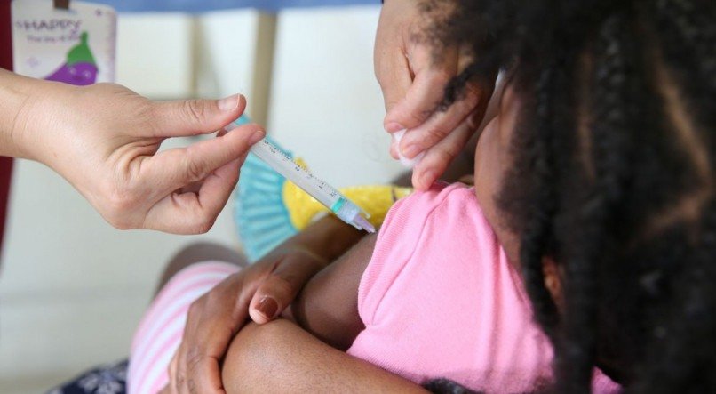 Durante a pandemia de covid-19, muitos pais deixaram de vacinar seus filhos. Agora devem correr atr&aacute;s do atraso