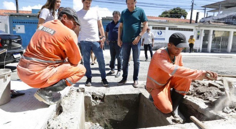 Na rua Doutor Seabra, no Ibura, prefeito João Campos vistoriou serviços