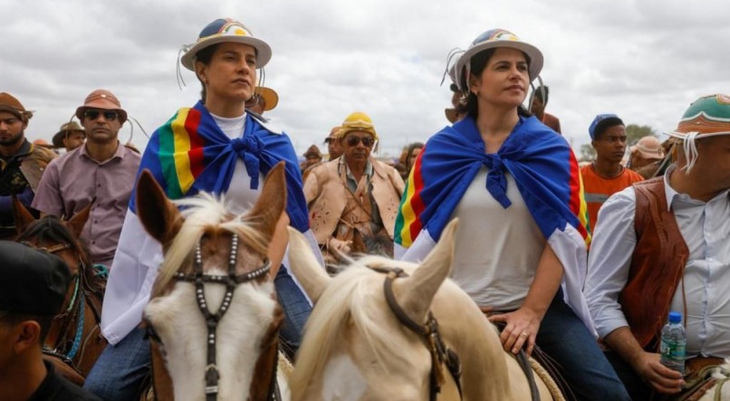 Raquel Lyra e Priscila Krause destacaram a importância da celebração da Missa do Vaqueiro, que é um dos principais eventos que ocorrem no Sertão pernambucano