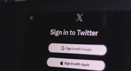 Usuários do Twitter encontram a rede com seu novo logo 'X' neste segunda (24), após Elon Musk anunciar na noite  de domingo (23) a mudança da identidade visual da plataforma
