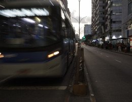 Movimentação na Av Conde da Boa Vista no início da noite de hoje - Greve - Ônibus 