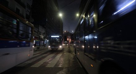 Movimentação na Av Conde da Boa Vista no início da noite de hoje - Greve - Ônibus 