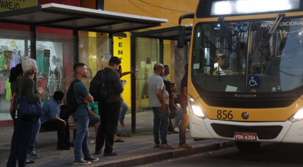 Movimenta&ccedil;&atilde;o na Av Conde da Boa Vista no in&iacute;cio da noite de hoje - Greve - &Ocirc;nibus 