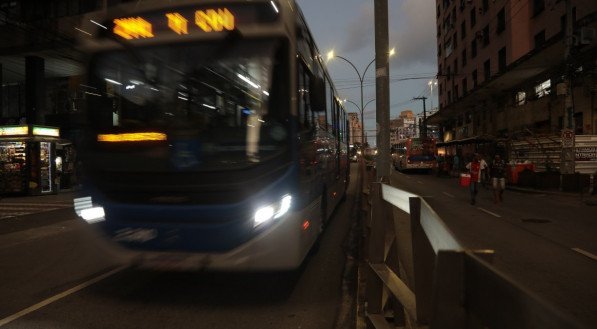 Movimentação na Av Conde da Boa Vista no início da noite de hoje - Greve - Ônibus 