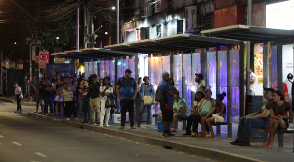 Movimentação na Av Conde da Boa Vista no início da noite de hoje - Greve - Ônibus 