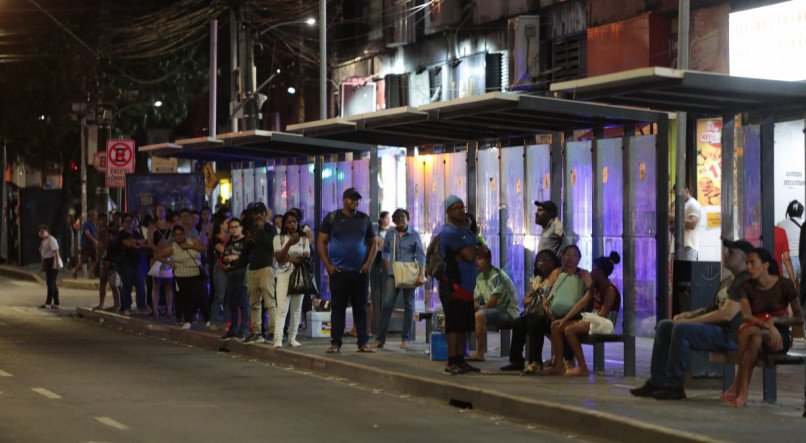 Movimentação na Av Conde da Boa Vista no início da noite de hoje - Greve - Ônibus 