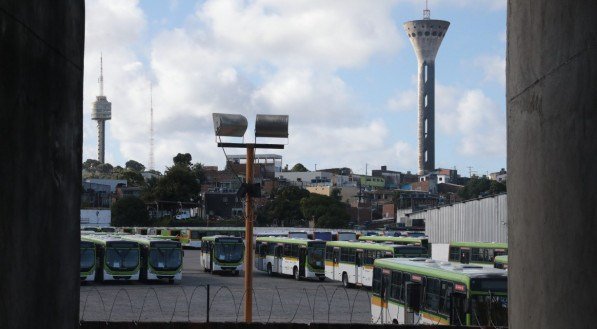 PM est&aacute; atuando nas principais garagens de &ocirc;nibus da RMR para garantir que os ve&iacute;culos circulem nesta segunda-feira (12/8)