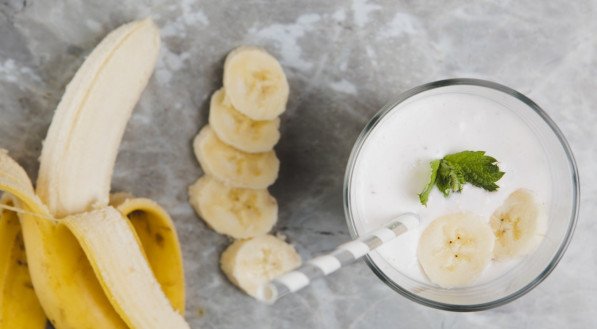 O chá de banana pode funcionar como fonte de potássio e magnésio, que são minerais importantes para a saúde do coração e a qualidade do sono. 