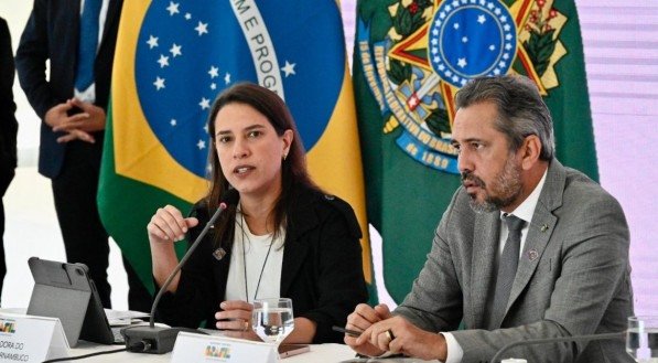No Consórcio Nordeste, Raquel recebe apoio de Elmano de Freitas e Rafael Fontelles para construção do ramal da transnordestina para Saupe.