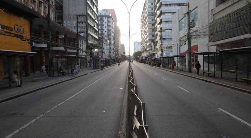 Av Conde da Boa Vista vazia com a greve dos ônibus - Paradas de ônibus vazias - Comércios Fechados - GREVE - ÔNIBUS - METRÔ 