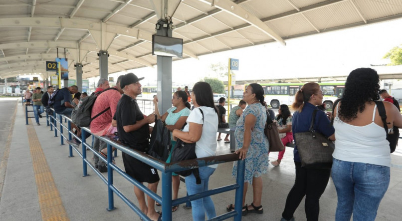 Passageiros sofrem com longas esperas no TI Xamb&aacute;, em Olinda, no Grande Recife, devido &agrave; greve dos motoristas de &ocirc;nibus
