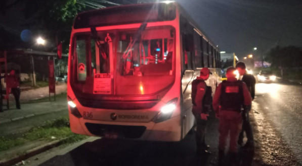 Greve dos rodoviários entra no segundo dia no Grande Recife. Urbana-PE denuncia que pneus dos ônibus estão sendo furados nas garagens e nas ruas
