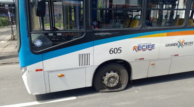 Greve dos rodoviários caminha para ser uma das mais longas da história do transporte público da RMR e ficou violenta