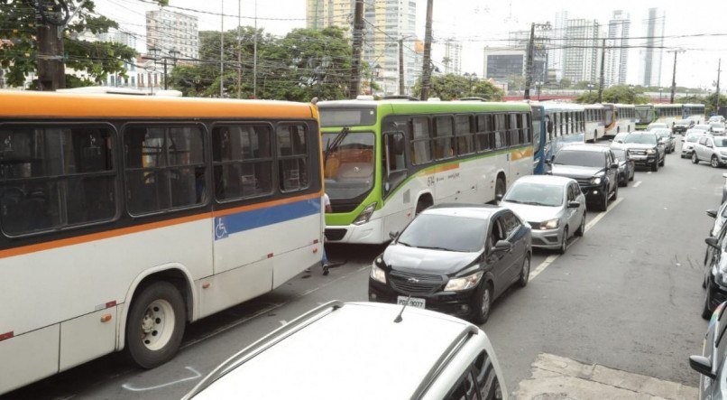 Greve dos rodoviários entra no segundo dia no Grande Recife. Rodoviários fizeram novos protestos pela cidade do Recife