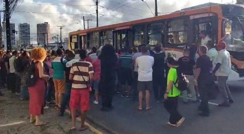 Greve de &ocirc;nibus no Recife chega ao fim