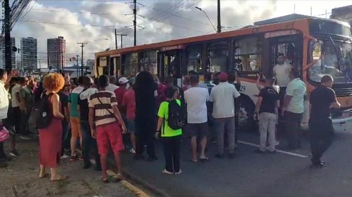 Greve de rodoviários começa a ficar violenta no Grande Recife após três dias de movimento. Ônibus do Conorte foi apedrejado após motorista furar passeata da categoria
