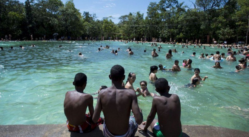 Brasilienses lotam o Parque Nacional, conhecido como Água Mineral, em dia de muito sol e calor (Marcelo Camargo/Agência Brasil)