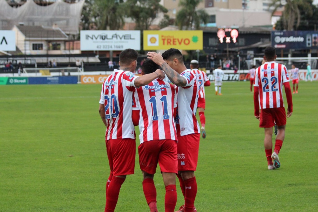 Jogadores do Náutico comemorando após gol de empate contra o Operário, pela Série C