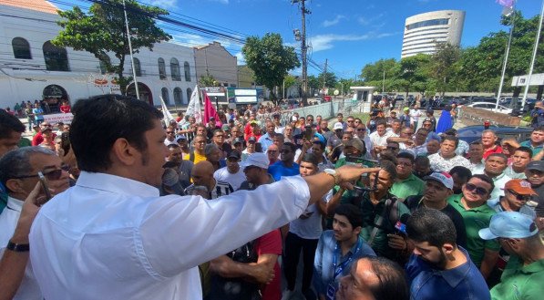 Rodoviários em frente ao TRT-6 para julgamento do dissídio da categoria