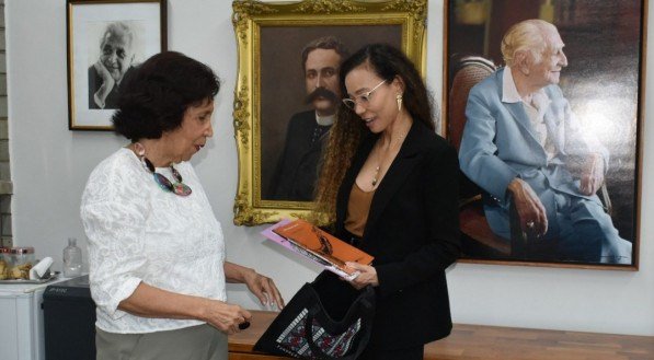 A presidenta da Fundação Joaquim Nabuco, a professora doutora Márcia Angela Aguiar, recebeu no gabinete da presidência, localizado no campus Gilberto Freyre, a ministra exercício do Ministério dos Direitos Humanos e da Cidadania (MDHC), Dra. Rita Cristina de Oliveira. O encontro fez parte das atividades comemorativas aos 74 anos da Instituição Federal comemorados neste 21 de julho. ARQUIVO PESSOAL