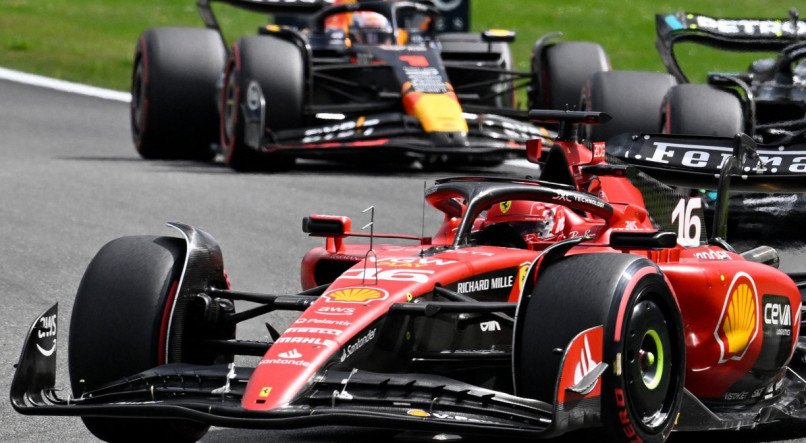 Carros da Ferrari e Reb Bull durante corrida de Fórmula 1