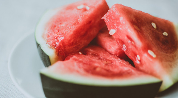 A melancia é refrescante e hidratante, ideal para os dias quentes