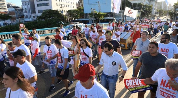 Metrovi&aacute;rios fizeram passeata pelo Centro do Recife em defesa da greve e contra a privatiza&ccedil;&atilde;o do Metr&ocirc;