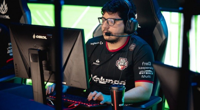 Bruno "Envy" Farias é recifense e jogador da Red Canids