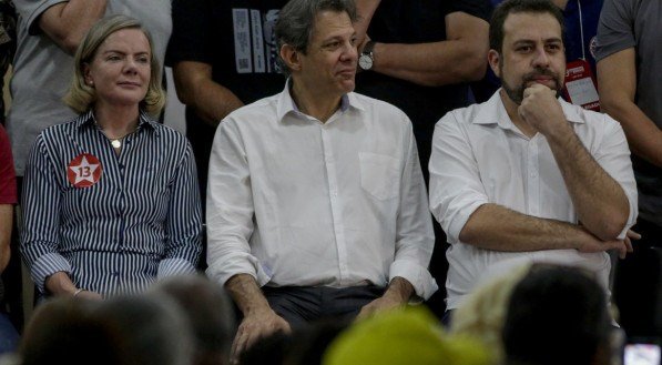 Deputado Federal Guilherme Boulos (PSOL), Ministro da Fazenda Fernando Haddad e a Presidente do PT Gleisi Hoffmann, durante evento que tornou público o apoio do Partido dos Trabalhadores (PT) de São Paulo ao seu nome para disputar a prefeitura da capital paulista nas eleições de 2024