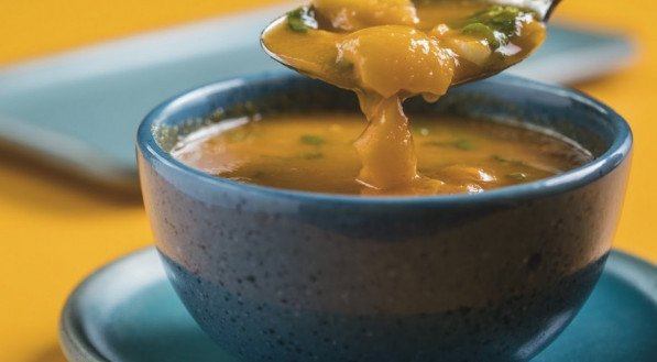 O caldo tem sabor forte e encorpado, é uma ótima fonte de energia sendo recomendado para crianças que são muito ativas e precisam de energia para gastar e reposição de nutrientes. 