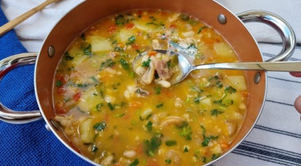 O caldo tem sabor forte e encorpado, é uma ótima fonte de energia sendo recomendado para crianças que são muito ativas e precisam de energia para gastar e reposição de nutrientes.