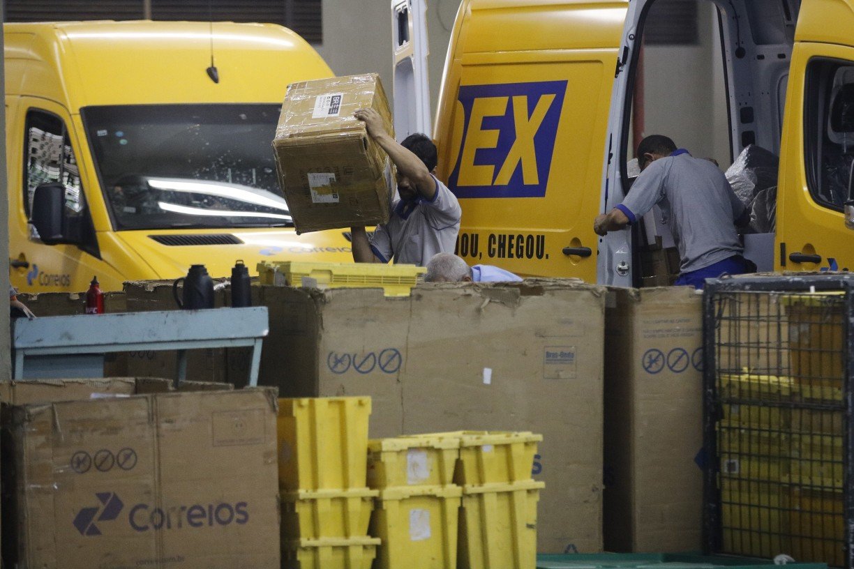 Movimento no Centro de Tratamento de Encomendas dos Correios