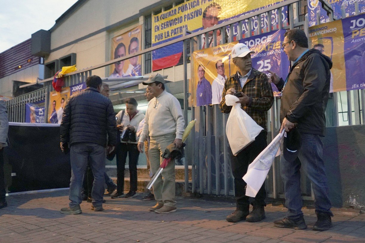 Candidato &agrave; presid&ecirc;ncia no Equador foi morto a tiros na noite da quarta-feira (9)