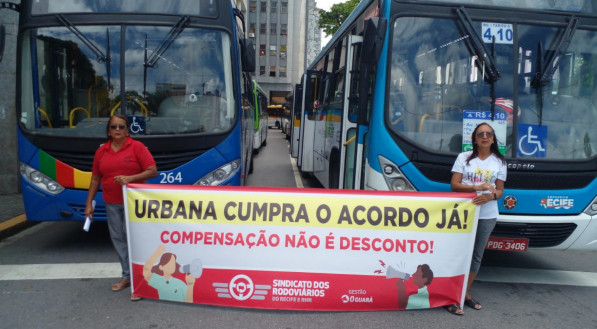Rodovi&aacute;rios protestam em avenida do centro do Recife alegando que a Urbana-PE est&aacute; descumprindo o acordo feito ap&oacute;s paralisa&ccedil;&atilde;o.